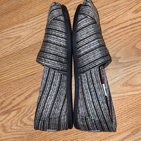 TOMS Silver and black metallic classic shoe Size 7 - Picture 6 of 9